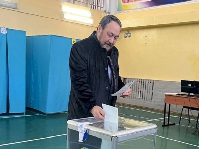 
                    Актер Байгали Есеналиев проголосовал в Алматы
                