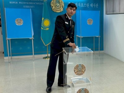 
                    Первым казахстанцем, проголосовавшим за рубежом, стал курсант Ельнур Асанов
                