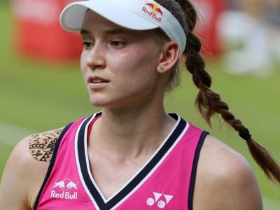 
                    Елена Рыбакина вышла в четвертьфинал турнира в Пекине
                