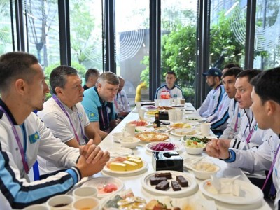 
                    Тимур Кулибаев пообедал со спортсменами в атлетической деревне
                