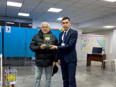 
                    Известные артисты проголосовали в Алматы
                