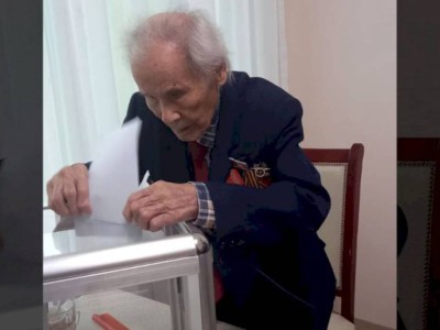 
                    Столетний ветеран проголосовал на выборах Президента в алматинской больнице
                