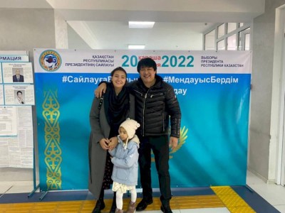 
                    Беркут и Аиша с детьми пришли на выборы Президента РК в Алматы
                
