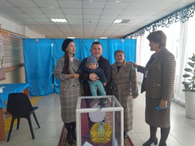 
                    Елдос Кадирханов пришел на выборы с семьей
                