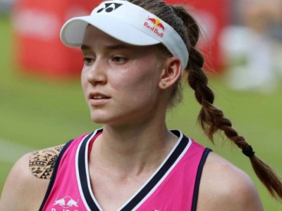 
                    Елена Рыбакина снялась с турнира в Истбурне
                