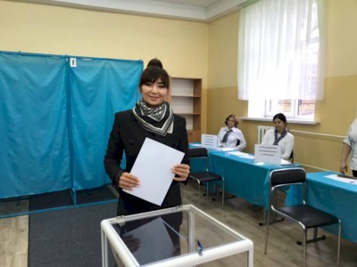 
                    Певица Мадина Садвакасова приняла участие в голосовании в Алматы
                