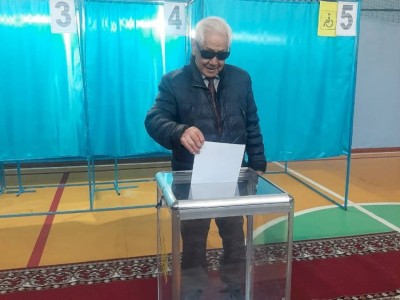 
                    Ветеран спорта Май Хван проголосовал на выборах в Алматы
                