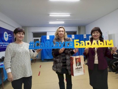 
                    На избирательных участках Турксибского района подарили книгу Абая первым голосующим
                