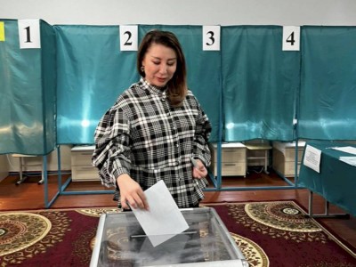 
                    Дизайнер Аида Кауменова проголосовала на президентских выборах в Алматы
                