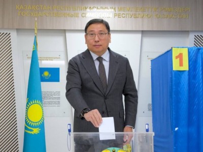 
                    Аким Алматы вместе с супругой проголосовали на выборах Президента Казахстана
                