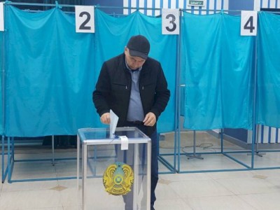 
                    Первых проголосовавших алматинцев поздравляют приятными подарками
                
