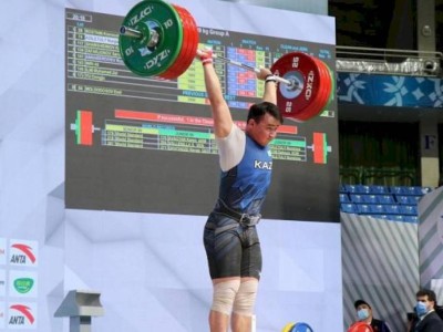 
                    Казахстанский тяжелоатлет стал чемпионом Азии
                