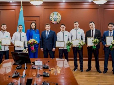 
                    Глава Минкульта вручил казахстанским гимнастам поздравительное письмо от имени Президента
                
