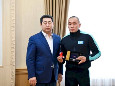 
                    Чемпиону мира по паралыжному спорту Ерболу Хамитову вручили ключи от служебной квартиры
                