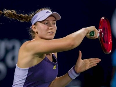 
                    Елена Рыбакина сыграет в финале парного турнира в Аделаиде
                