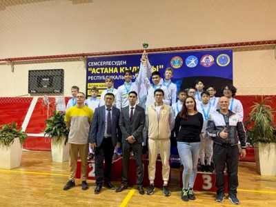 
                    «Золото» и «серебро» столичного турнира по фехтованию завоевали алматинские спортсмены
                