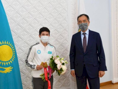 
                    Аким Алматы поздравил победительницу чемпионата Азии по боксу
                