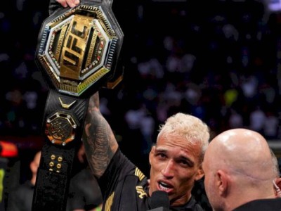 
                    Бразилец Оливейра стал новым чемпионом UFC в легком весе
                
