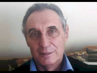 
                    Его учеников знает вся страна
                