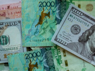 
                    Тенге укрепился, а рубль ослаб по отношению к доллару
                