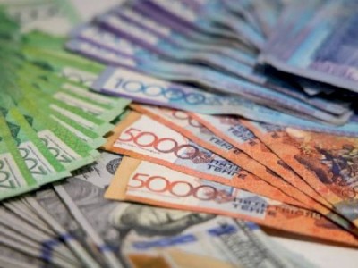 
                    Казахстанцы все больше предпочитают инвалюте тенге
                