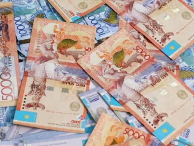 
                    В Казахстане запретили вывоз иностранной валюты более чем на $10 тысяч и золота
                
