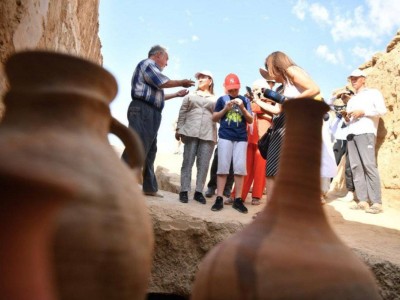 
                    Уникальные исторические артефакты обнаружили на раскопках туркестанские студенты
                