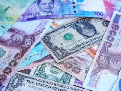 
                    Какие валюты помимо тенге и рубля ослабли по отношению к доллару
                