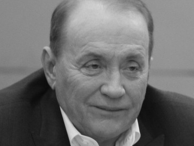 
                    Несменный ведущий КВН Александр Масляков умер от рака легких
                