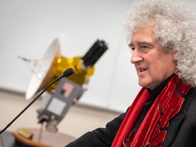
                    Гитарист группы Queen Брайан Мэй перенес микроинсульт
                