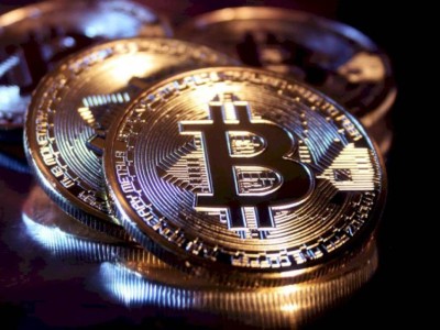 
                    Цена биткойна преодолела отметку в 27 500 долларов
                