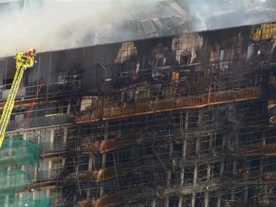 
                    Масштабный пожар охватил большой жилой дом в Лондоне
                
