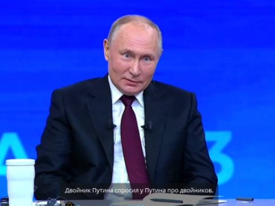 
                    Путин о двойниках: «Похожим на меня и говорить моим голосом должен только один человек»
                