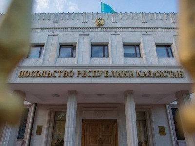 
                    Посольство Казахстана приостановит прием граждан в Москве
                