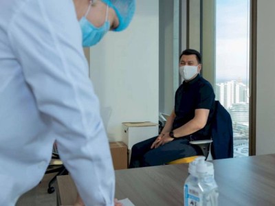 
                    Ерлан Карин получил вторую дозу казахстанской вакцины от COVID
                