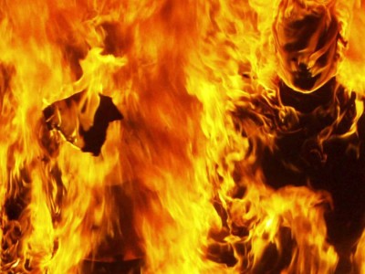 
                    Житель Хабаровска облил свою жену бензином и поджег
                
