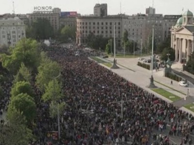 
                    В Белграде на акцию протеста вышли десятки тысяч людей
                