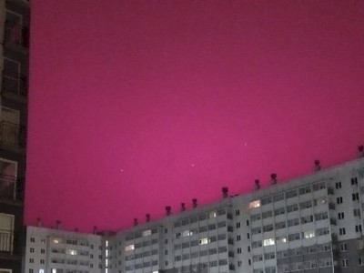 
                    В небе над Украиной заметили странное сияние ярко-розового цвета
                