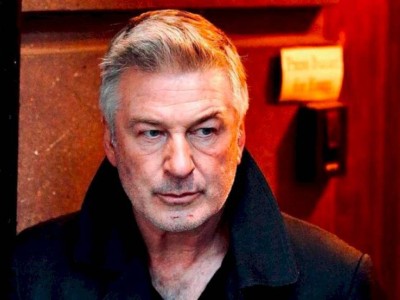 
                    С Алека Болдуина сняты обвинения в гибели оператора Галины Хатчинс
                