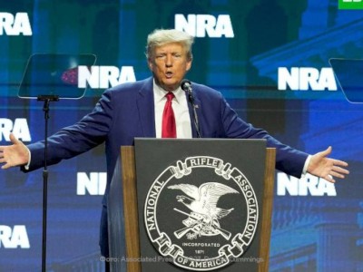 
                    Дональд Трамп предложил вооружить американских школьных учителей
                