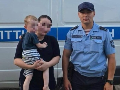 
                    Гвардейцы вернули потерявшегося ребенка родителям в Уральске
                