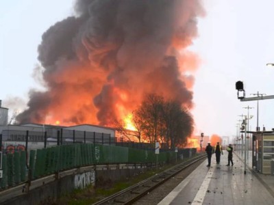 
                    В Гамбурге после крупного пожара на складах образовалось ядовитое облако дыма
                