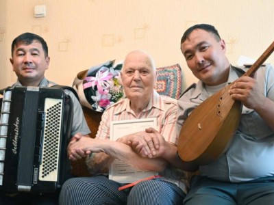 
                    С 98-летием поздравили фронтовика Ивана Макеева в Таразе 
                