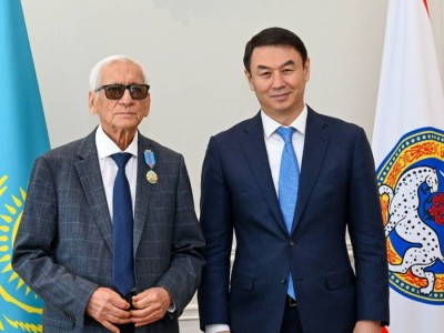 
                    Аким Алматы вручил представителям культуры и трудовых коллективов госнаграды от имени Президента 
                