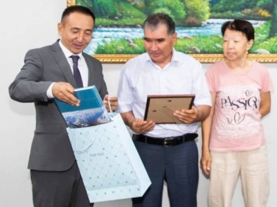 
                    В Алматинской области наградили мужчину, спасшего мальчика от собаки
                