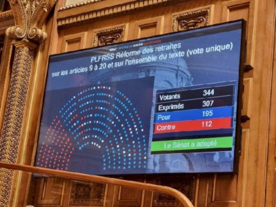 
                    Сенат Франции принял спорную пенсионную реформу
                