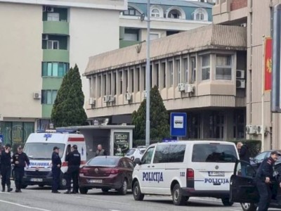 
                    В Черногории мужчина взорвал гранату в суде
                