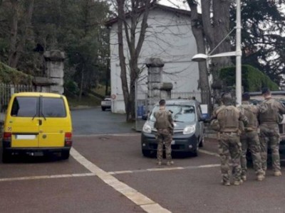 
                    Во Франции школьник напал с ножом на учительницу
                