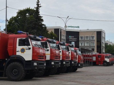 
                    Глава МЧС вручил ключи от новой техники спасателям СКО
                