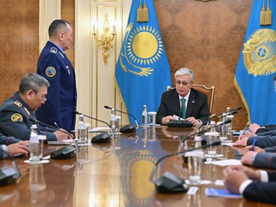 
                    Токаев провел совещание с руководящим составом Минобороны
                